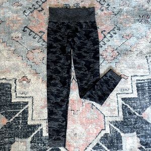 Gymshark Camo Seamless leggings size small. Black/charcoal